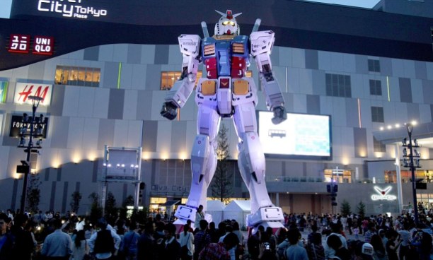 GIANT ROBOT TAKES TOKYO BY STORM!